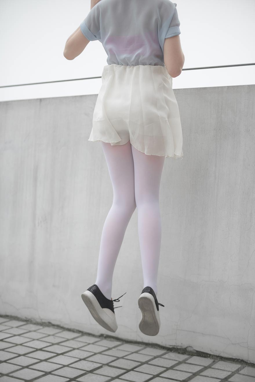 森萝财团 R15-007 窗台上的薄纱少女 83P